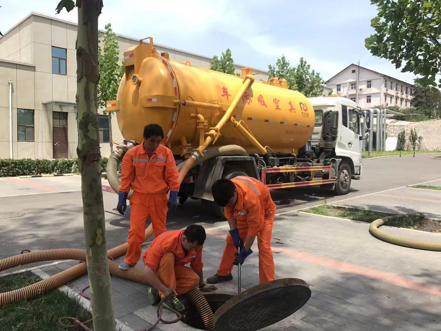 十月田镇管道疏通车停在窨井附近