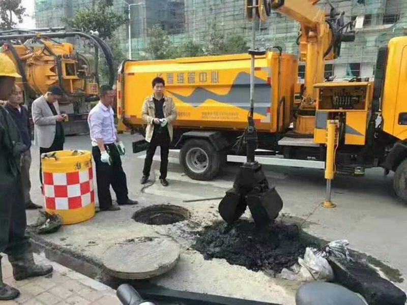 十月田镇街道：网格员化身“清道夫”，为民解忧疏通“堵心”化粪池