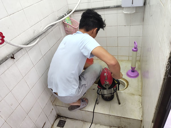 十月田镇肥皂掉到马桶里把马桶堵住了怎么办？马桶堵住了怎么办