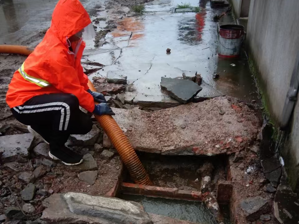 十月田镇专业清理污水池 炜誉市政以规范流程守护城市 “肠道”