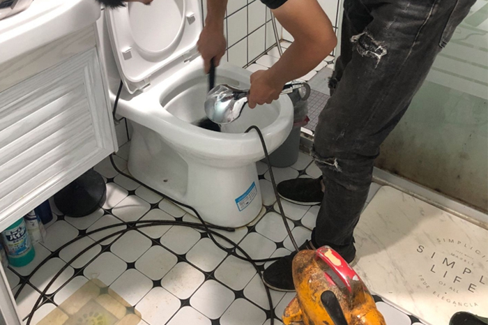 十月田镇马桶堵塞自己疏通还是找师傅？专业上门服务让你省时更省心